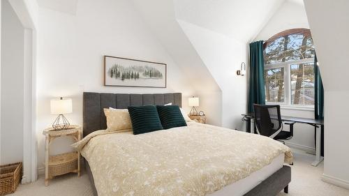 945 Westridge Way, Invermere, BC - Indoor Photo Showing Bedroom