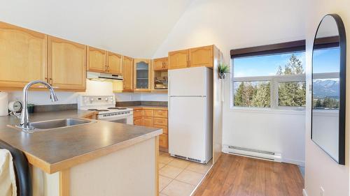 945 Westridge Way, Invermere, BC - Indoor Photo Showing Kitchen