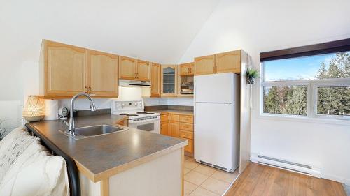 945 Westridge Way, Invermere, BC - Indoor Photo Showing Kitchen