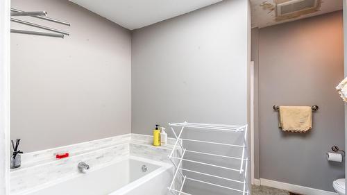 156-1995 Burtch Road, Kelowna, BC - Indoor Photo Showing Bathroom