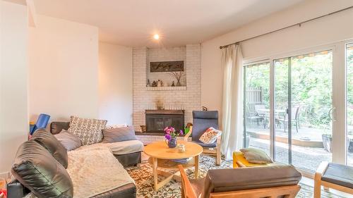 156-1995 Burtch Road, Kelowna, BC - Indoor Photo Showing Living Room
