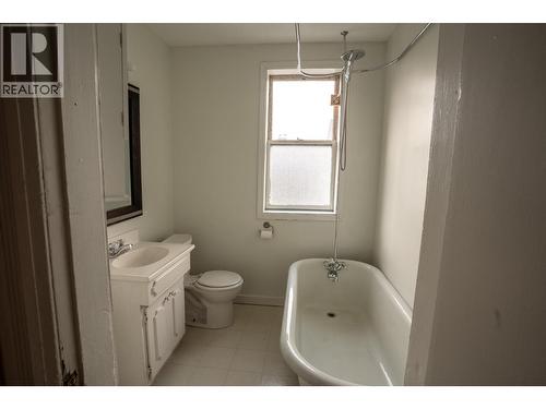 32 Battle Street W, Kamloops, BC - Indoor Photo Showing Bathroom