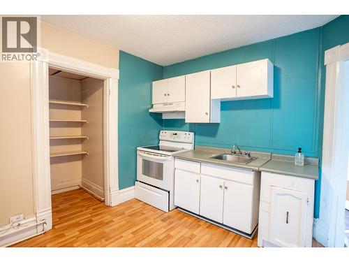 32 Battle Street W, Kamloops, BC - Indoor Photo Showing Kitchen