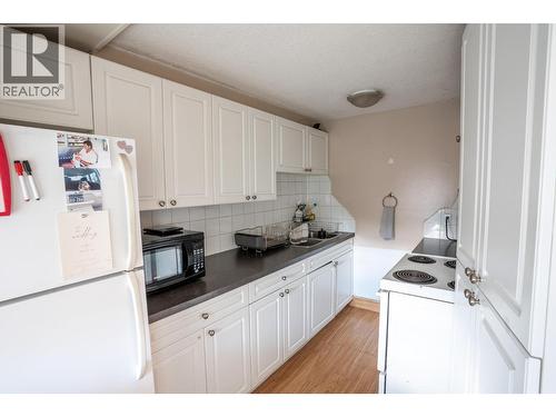 32 Battle Street W, Kamloops, BC - Indoor Photo Showing Kitchen