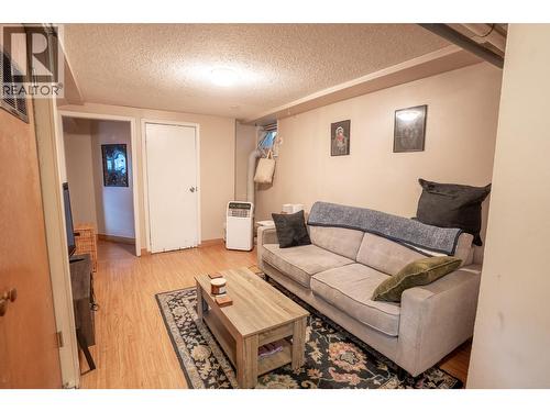 32 Battle Street W, Kamloops, BC - Indoor Photo Showing Living Room