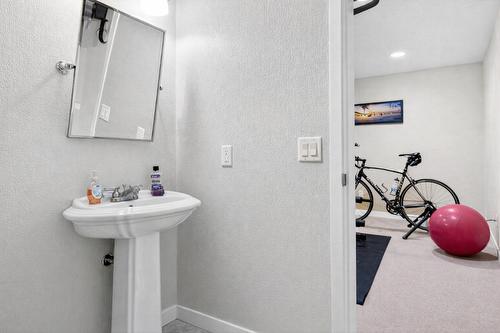 1-1450 Rose Meadow Drive, West Kelowna, BC - Indoor Photo Showing Bathroom