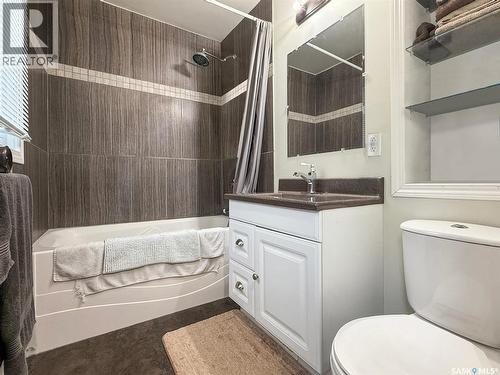 404 7Th Avenue Nw, Swift Current, SK - Indoor Photo Showing Bathroom