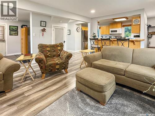 404 7Th Avenue Nw, Swift Current, SK - Indoor Photo Showing Living Room