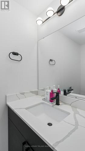 129 - 3900 Savoy Street, London South (South V), ON - Indoor Photo Showing Bathroom