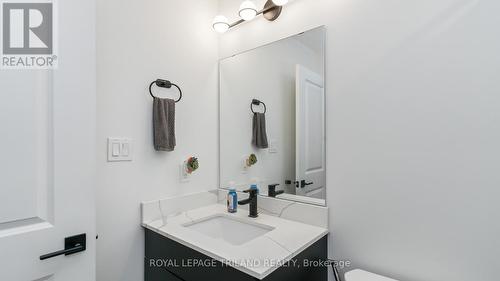 129 - 3900 Savoy Street, London South (South V), ON - Indoor Photo Showing Bathroom