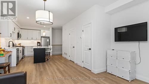 129 - 3900 Savoy Street, London South (South V), ON - Indoor Photo Showing Kitchen With Upgraded Kitchen