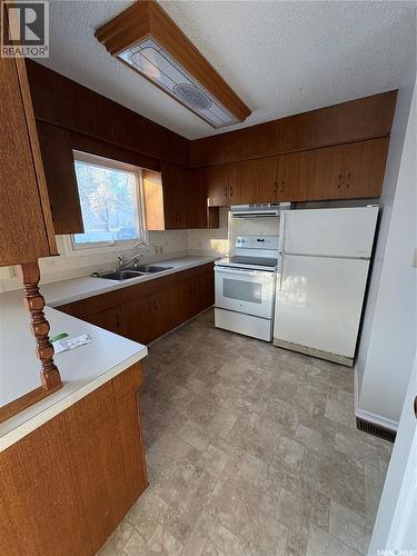 112 2Nd Avenue E, Kelvington, SK - Indoor Photo Showing Kitchen With Double Sink