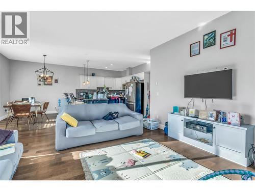 250 Hollywood Road S Unit# 302, Kelowna, BC - Indoor Photo Showing Living Room