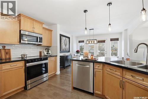 323 Hettle Cove, Saskatoon, SK - Indoor Photo Showing Kitchen With Stainless Steel Kitchen With Double Sink With Upgraded Kitchen