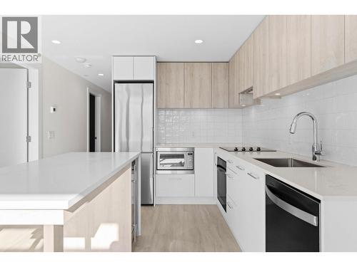 3699 Capozzi Road Unit# 607, Kelowna, BC - Indoor Photo Showing Kitchen With Stainless Steel Kitchen With Upgraded Kitchen