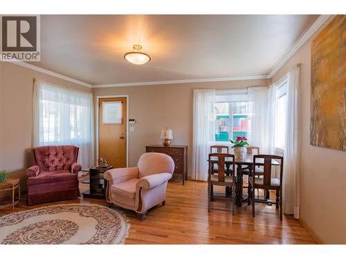945 Thackeray Street, Warfield, BC - Indoor Photo Showing Living Room