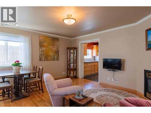 945 Thackeray Street, Warfield, BC - Indoor Photo Showing Living Room