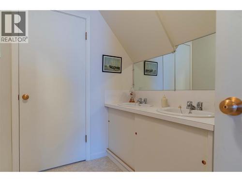 945 Thackeray Street, Warfield, BC - Indoor Photo Showing Bathroom