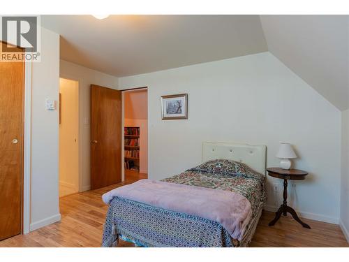 945 Thackeray Street, Warfield, BC - Indoor Photo Showing Bedroom