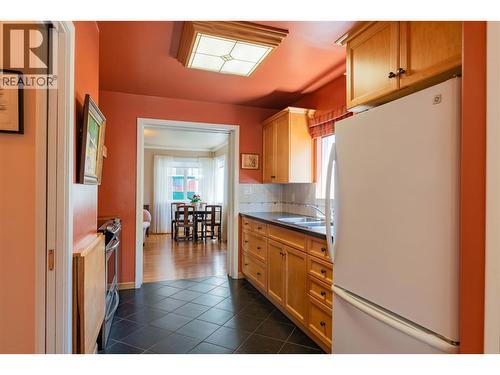 945 Thackeray Street, Warfield, BC - Indoor Photo Showing Kitchen With Double Sink