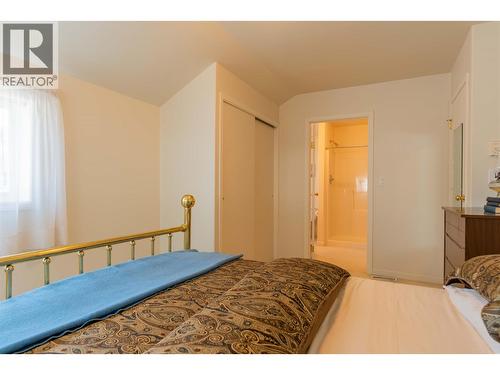 945 Thackeray Street, Warfield, BC - Indoor Photo Showing Bedroom