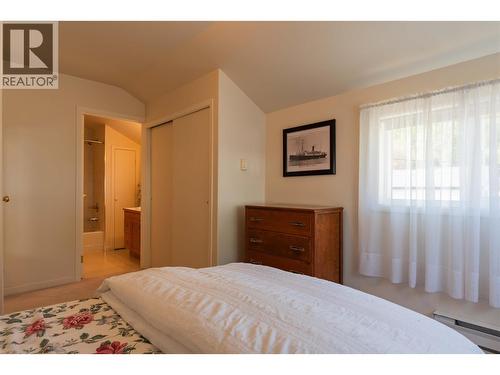 945 Thackeray Street, Warfield, BC - Indoor Photo Showing Bedroom