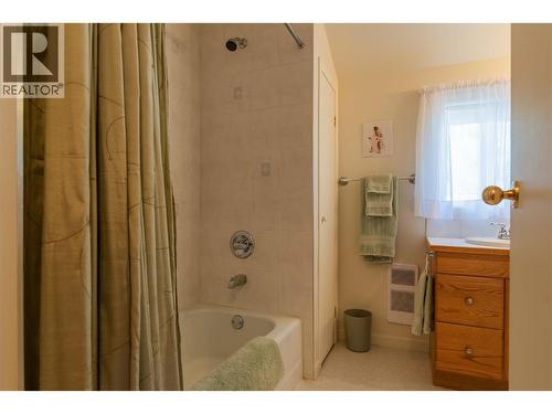 945 Thackeray Street, Warfield, BC - Indoor Photo Showing Bathroom