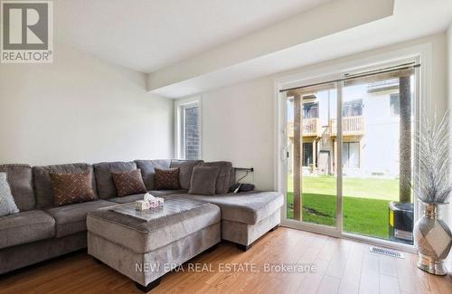 778 Kootenay Path, Oshawa, ON - Indoor Photo Showing Living Room