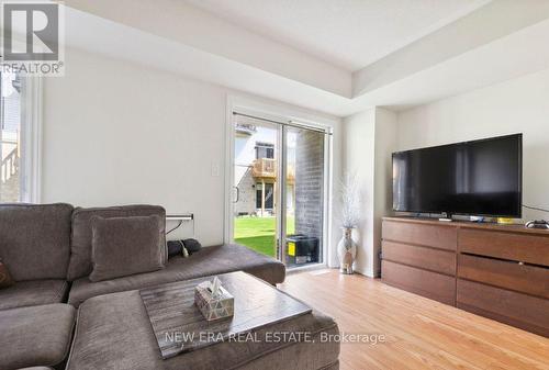 778 Kootenay Path, Oshawa, ON - Indoor Photo Showing Living Room