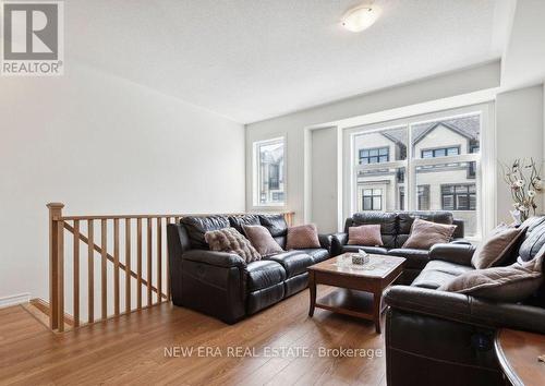 778 Kootenay Path, Oshawa, ON - Indoor Photo Showing Living Room