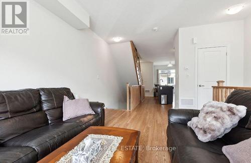 778 Kootenay Path, Oshawa, ON - Indoor Photo Showing Living Room