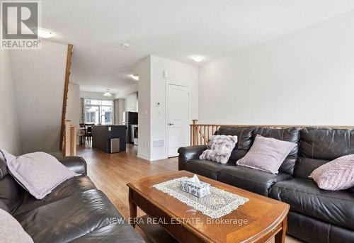 778 Kootenay Path, Oshawa, ON - Indoor Photo Showing Living Room