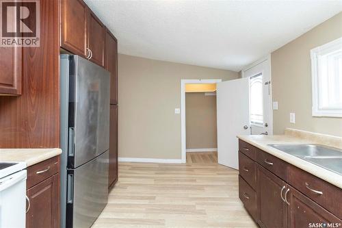 325 S Avenue S, Saskatoon, SK - Indoor Photo Showing Kitchen