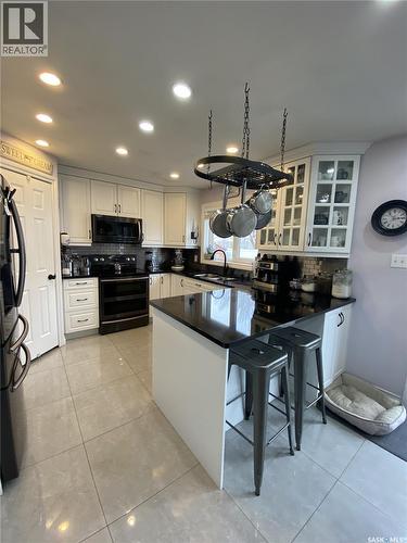 734 Wollaston Court, Saskatoon, SK - Indoor Photo Showing Kitchen