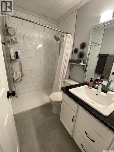 734 Wollaston Court, Saskatoon, SK - Indoor Photo Showing Bathroom