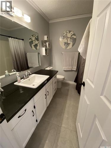 734 Wollaston Court, Saskatoon, SK - Indoor Photo Showing Bathroom