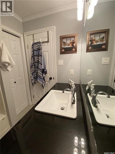 734 Wollaston Court, Saskatoon, SK - Indoor Photo Showing Bathroom