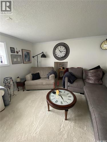 734 Wollaston Court, Saskatoon, SK - Indoor Photo Showing Living Room