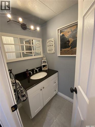 734 Wollaston Court, Saskatoon, SK - Indoor Photo Showing Bathroom