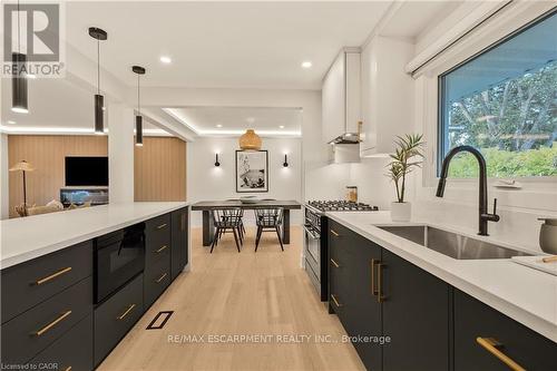 257 Strathcona Drive, Burlington, ON - Indoor Photo Showing Kitchen With Upgraded Kitchen