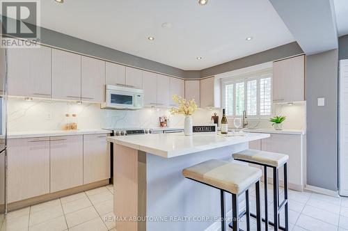 3041 Caulfield Crescent, Mississauga, ON - Indoor Photo Showing Kitchen With Upgraded Kitchen