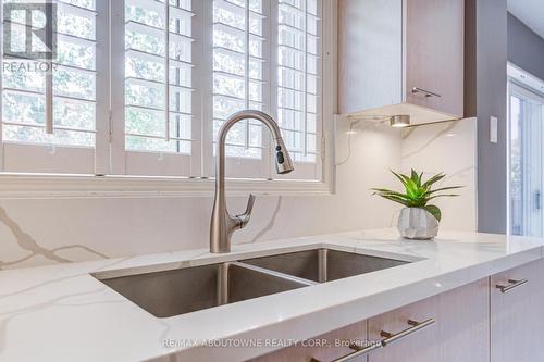 3041 Caulfield Crescent, Mississauga, ON - Indoor Photo Showing Kitchen With Double Sink