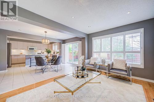 3041 Caulfield Crescent, Mississauga, ON - Indoor Photo Showing Living Room