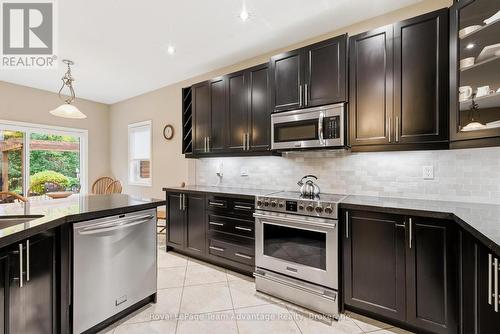 17 Borland Crescent, Caledon (Caledon East), ON - Indoor Photo Showing Kitchen With Upgraded Kitchen