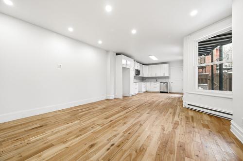 Salon - 4711 Rue Adam, Montréal (Mercier/Hochelaga-Maisonneuve), QC - Indoor