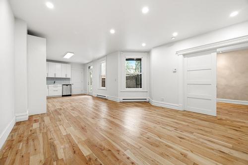 Salon - 4711 Rue Adam, Montréal (Mercier/Hochelaga-Maisonneuve), QC - Indoor