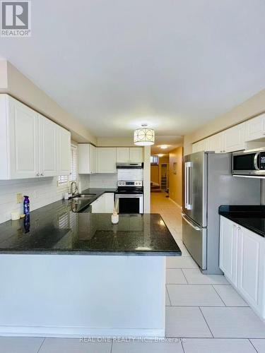5316 Hollypoint Avenue, Mississauga, ON - Indoor Photo Showing Kitchen