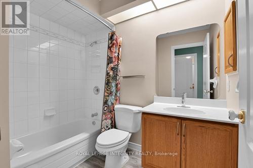 Main bathroom - 49 Sai Crescent, Ottawa, ON - Indoor Photo Showing Bathroom
