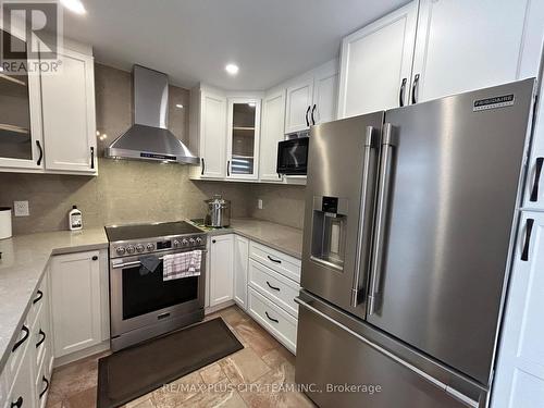 506 Dicenzo Drive, Hamilton, ON - Indoor Photo Showing Kitchen With Upgraded Kitchen