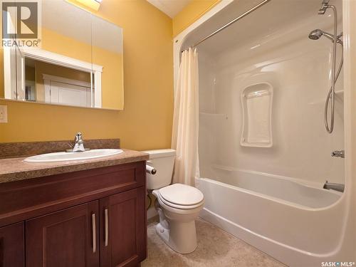 930 North Street, Swift Current, SK - Indoor Photo Showing Bathroom